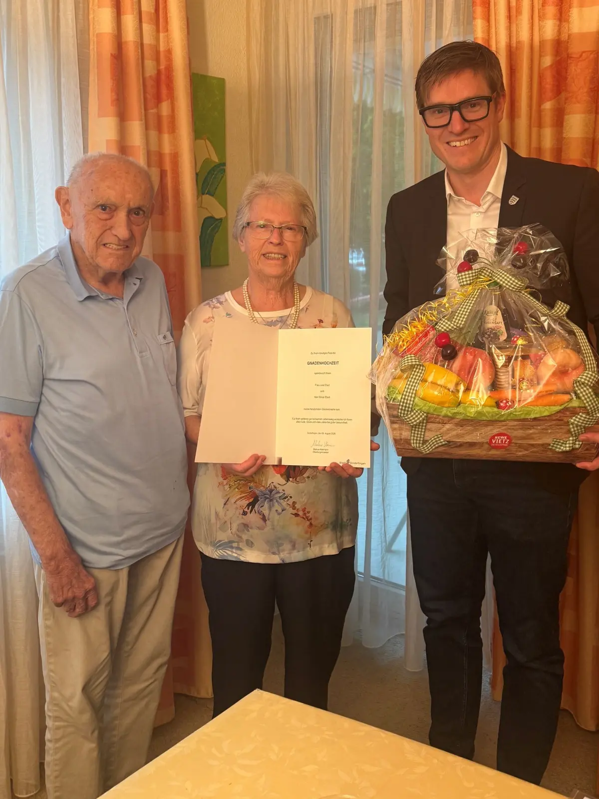 Lore und Elmar Ebert mit Oberbürgermeister Markus Kleemann