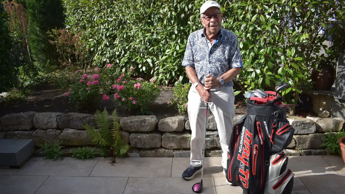 Roland Graner (89) spielt Golf