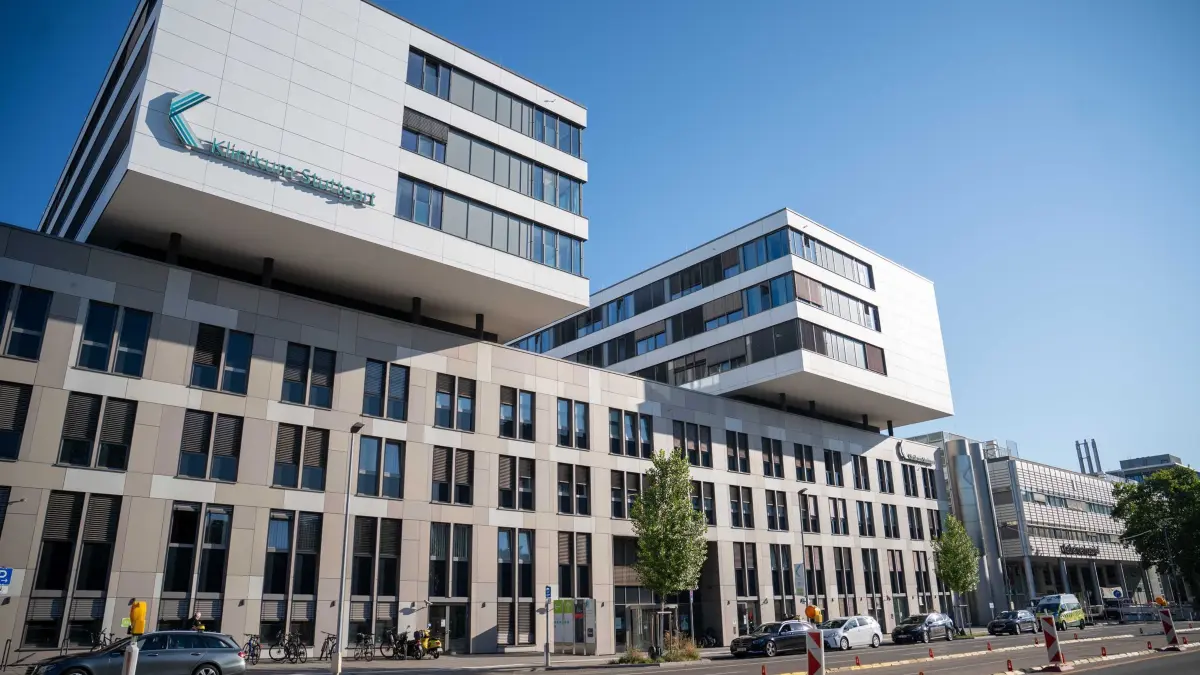 Nach Angriff auf eine Frau in Einkaufszentrum: ARCHIV - 24.07.2026, Baden-Württemberg, Stuttgart: Blick auf ein Gebäude des Klinikums Stuttgart. Nach dem lebensgefährlichen Angriff auf eine Frau an ihrem Arbeitsplatz in einem Stuttgarter Einkaufszentrum soll der Tatverdächtige heute einem Haftrichter vorgeführt werden. Die Frau war mit Stich- und Brandverletzungen in ein Krankenhaus gekommen und wurde dort laut einem Polizeisprecher operiert. (zu dpa: «Klimaanlagen für Krankenhäuser? So ist die Lage im Land») Foto: Enrique Kaczor/dpa +++ dpa-Bildfunk +++