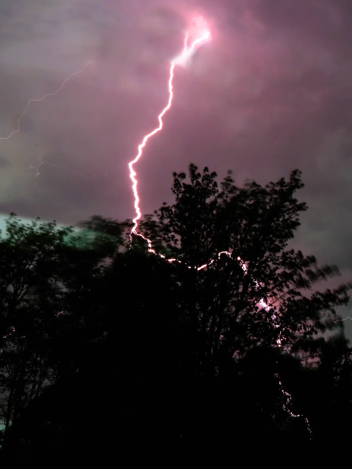 Zu Beginn der Gewittersaison zeigen sich erste, teils heftige Blitze am Himmel Essen Nordrhein-Westfalen (Archivfoto).