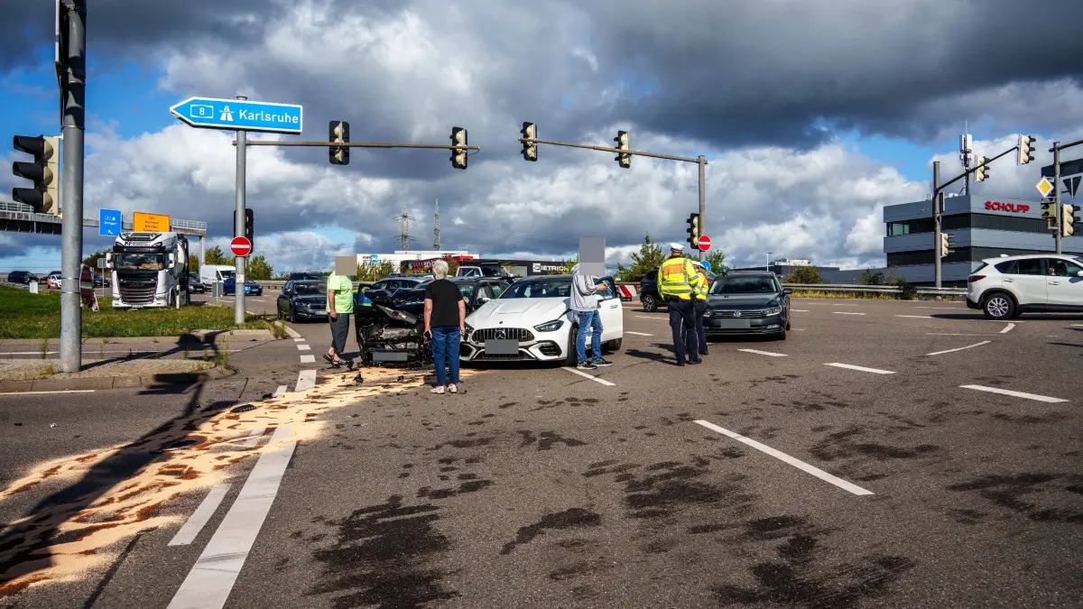 Im Bereich der Autobahnanschlussstelle Leonberg-West ereignete sich am Montag (31.08.2026) gegen 09.20 Uhr ein Unfall, zu dem das Polizeirevier Leonberg noch Zeugen sucht. Ein 56 Jahre alter Skoda-Fahrer befuhr die Bundesstrasse 295 in Fahrtrichtung der Suedrandstrasse und duerfte den bisherigen Erkenntnissen nach an der ampelgeregelten Kreuzung das fuer ihn geltende Rotlicht uebersehen haben. In der Folge kam es zu einem Zusammenstoss mit dem Mercedes einer 52-Jaehrigen, die die Suedrandstrasse in Richtung der Anschlussstelle Leonberg-West befuhr, um weiter auf die Bundesautobahn 8 nach Karlsruhe fahren zu koennen. Beide Beteiligte erlitten leichte Verletzungen. Die Frau musste vom Rettungsdienst in ein Krankenhaus gebracht werden. Der entstandene Sachschaden duerfte sich auf etwa 50.000 Euro belaufen. Der Skoda und der Mercedes waren nicht mehr fahrbereit und mussten abgeschleppt werden. Die Polizei sucht nun Zeugen, die den Unfall beobachtet haben, und bittet diese, sich unter Tel. 07152 605-0 oder per E-Mai: leonberg.prev@polizei.bwl.de zu melden.