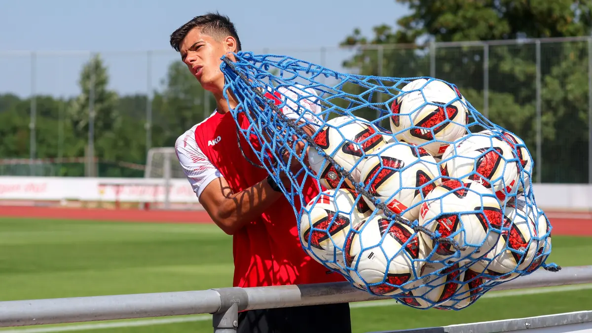 BAU // 04.08.2026, Deutschland, Grassau, Fußball Bundesliga, Saison 2026/2027, Trainingslager VfB Stuttgart, Chema mit Trainingsbällen, Ball, Netz