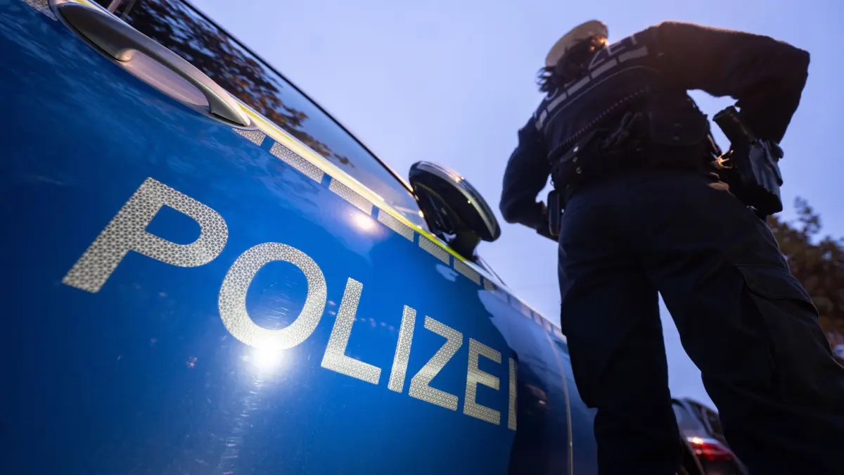 Polizei Symbolbild: ILLUSTRATION - 30.11.2023, Baden-Württemberg, Stuttgart: Eine Polizistin steht neben einem Polizeifahrzeug. (zu dpa: «Radfahrer bei Zusammenstoß mit Lastwagen ums Leben gekommen») Foto: Marijan Murat/dpa +++ dpa-Bildfunk +++