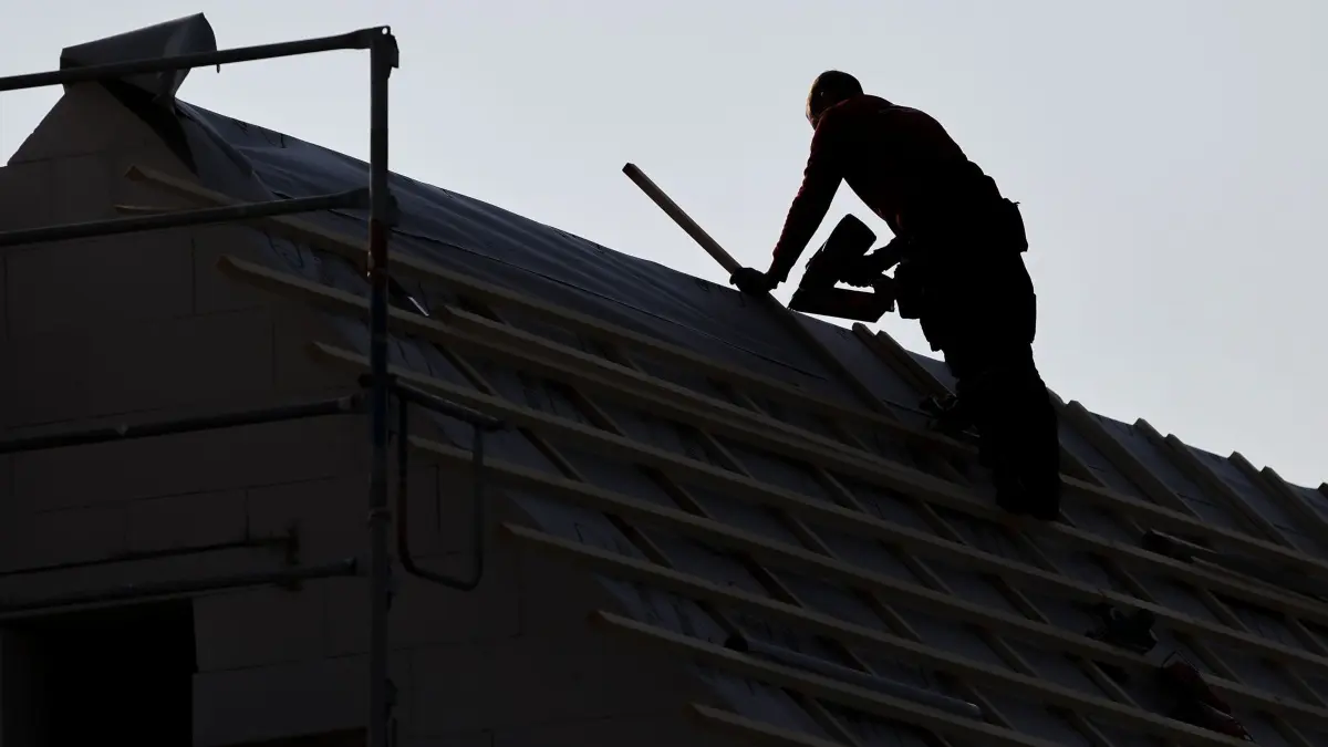 Die Erneuerung seiner Regenrinne kam einem Mann teuer zu stehen: ARCHIV - 03.05.2022, Sachsen, Leipzig: Ein Dachdecker arbeitet auf einem Einfamilienhaus am Leipziger Stadtrand. (zu dpa: «Polizei warnt vor betrügerischen Handwerkern») Foto: Jan Woitas/dpa +++ dpa-Bildfunk +++