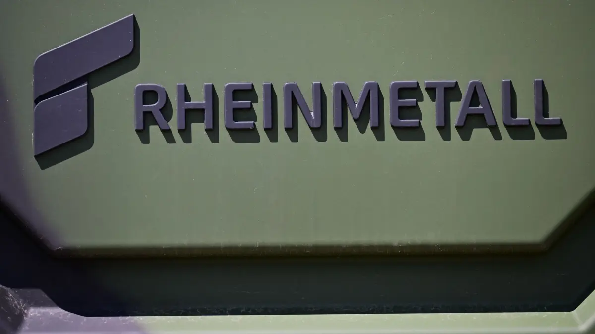 Rheinmetall-Logo: ARCHIV - 11.06.2026, Brandenburg, Schönefeld: Der Schriftzug «Rheinmetall» während der Internationalen Luft- und Raumfahrtausstellung (ILA) auf dem Berlin ExpoCenter Airport. In Neuss plant Rheinmetall ein KI-Technologiezentrum. (zu dpa: «Rheinmetall-Technologiezentrum: Neuss rechnet mit Jobmotor») Foto: Sebastian Christoph Gollnow/dpa +++ dpa-Bildfunk +++