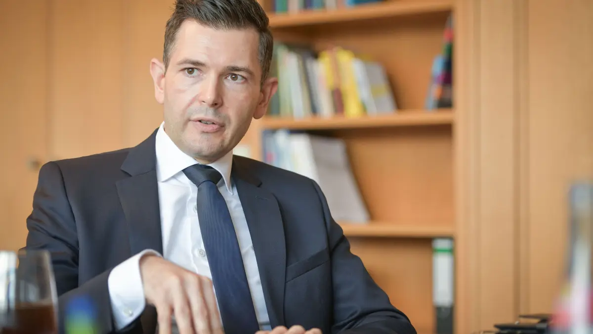 CDU, Vogt: Stuttgart, Haus der Abgeordneten, Gespräch mit Tobias Vogt.
Ist ein deutscher Politiker. Er ist seit 2021 Abgeordneter im Landtag von Baden-Württemberg und seit 2026 Vorsitzender der dortigen CDU-Fraktion.