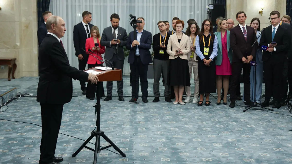Gipfeltreffen der Shanghaier Organisation für Zusammenarbeit: 01.09.2026, Kirgistan, Bischkek: Der russische Präsident Wladimir Putin beantwortet Fragen von Journalisten im Anschluss an den Gipfel der Shanghaier Organisation für Zusammenarbeit (SCO). Foto: Vyacheslav Prokofyev/Pool Sputnik Kremlin/dpa +++ dpa-Bildfunk +++