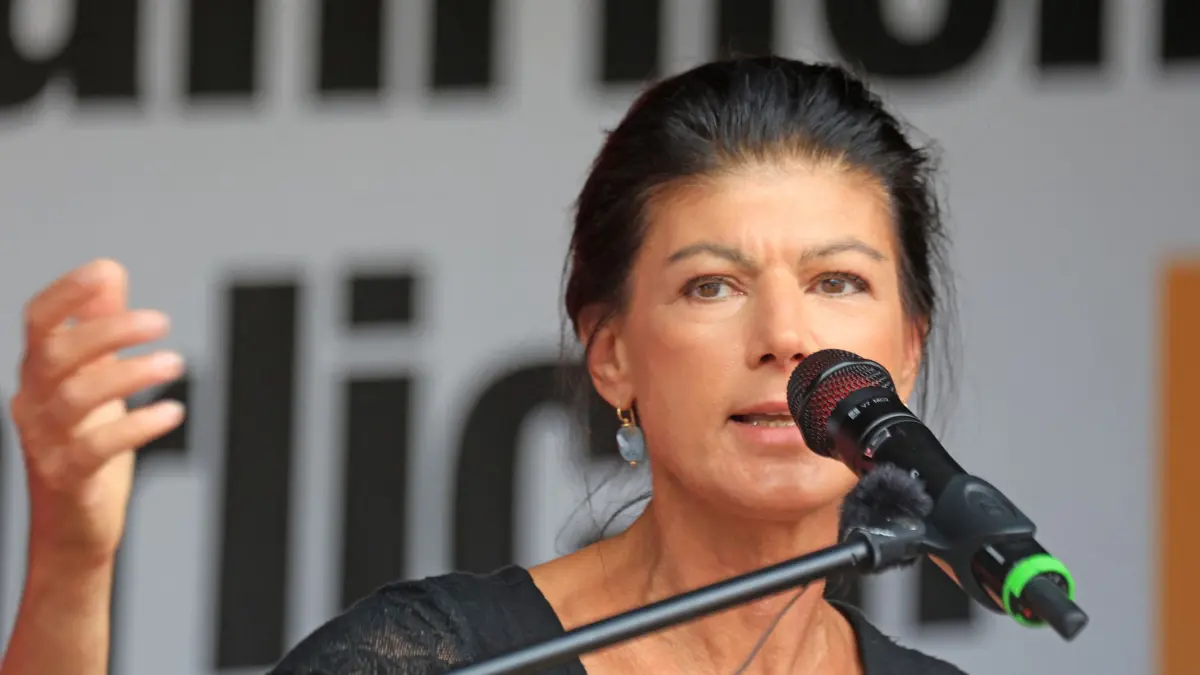 Sahra Wagenknecht: ARCHIV - 29.08.2026, Sachsen-Anhalt, Halberstadt: Sahra Wagenknecht, Gründerin und Bundesvorsitzende der Partei BSW, spricht während einer Wahlkampfveranstaltung auf der Bühne ihrer Partei. Rund 1000 Besucher nahmen an der Veranstaltung teil. (zu dpa: «Wagenknecht: Merz führt uns näher an Krieg mit Russland») Foto: Matthias Bein/dpa +++ dpa-Bildfunk +++