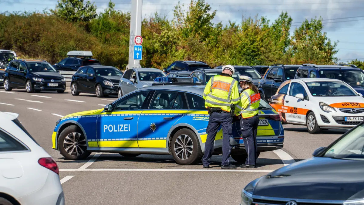 Im Bereich der Autobahnanschlussstelle Leonberg-West ereignete sich am Montag (31.08.2026) gegen 09.20 Uhr ein Unfall, zu dem das Polizeirevier Leonberg noch Zeugen sucht. Ein 56 Jahre alter Skoda-Fahrer befuhr die Bundesstrasse 295 in Fahrtrichtung der Suedrandstrasse und duerfte den bisherigen Erkenntnissen nach an der ampelgeregelten Kreuzung das fuer ihn geltende Rotlicht uebersehen haben. In der Folge kam es zu einem Zusammenstoss mit dem Mercedes einer 52-Jaehrigen, die die Suedrandstrasse in Richtung der Anschlussstelle Leonberg-West befuhr, um weiter auf die Bundesautobahn 8 nach Karlsruhe fahren zu koennen. Beide Beteiligte erlitten leichte Verletzungen. Die Frau musste vom Rettungsdienst in ein Krankenhaus gebracht werden. Der entstandene Sachschaden duerfte sich auf etwa 50.000 Euro belaufen. Der Skoda und der Mercedes waren nicht mehr fahrbereit und mussten abgeschleppt werden. Die Polizei sucht nun Zeugen, die den Unfall beobachtet haben, und bittet diese, sich unter Tel. 07152 605-0 oder per E-Mai: leonberg.prev@polizei.bwl.de zu melden.