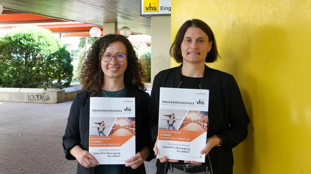 Die Leonberger VHS-Leiterin Helen Bandel (rechts) und ihre Stellvertreterin Victoria Hepting präsentieren das neue Programm 2026/2027.