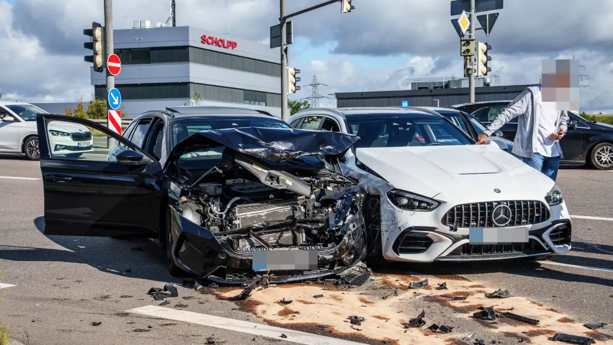 Im Bereich der Autobahnanschlussstelle Leonberg-West ereignete sich am Montag (31.08.2026) gegen 09.20 Uhr ein Unfall, zu dem das Polizeirevier Leonberg noch Zeugen sucht. Ein 56 Jahre alter Skoda-Fahrer befuhr die Bundesstrasse 295 in Fahrtrichtung der Suedrandstrasse und duerfte den bisherigen Erkenntnissen nach an der ampelgeregelten Kreuzung das fuer ihn geltende Rotlicht uebersehen haben. In der Folge kam es zu einem Zusammenstoss mit dem Mercedes einer 52-Jaehrigen, die die Suedrandstrasse in Richtung der Anschlussstelle Leonberg-West befuhr, um weiter auf die Bundesautobahn 8 nach Karlsruhe fahren zu koennen. Beide Beteiligte erlitten leichte Verletzungen. Die Frau musste vom Rettungsdienst in ein Krankenhaus gebracht werden. Der entstandene Sachschaden duerfte sich auf etwa 50.000 Euro belaufen. Der Skoda und der Mercedes waren nicht mehr fahrbereit und mussten abgeschleppt werden. Die Polizei sucht nun Zeugen, die den Unfall beobachtet haben, und bittet diese, sich unter Tel. 07152 605-0 oder per E-Mai: leonberg.prev@polizei.bwl.de zu melden.