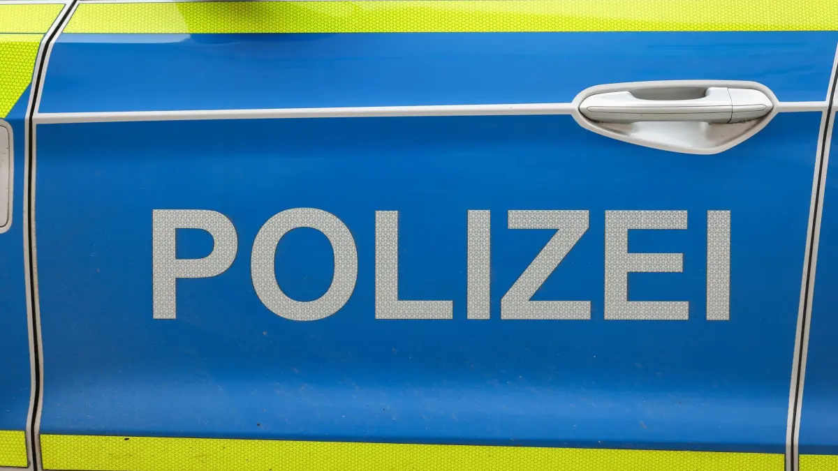 Mehrere Personen in Halle mit Messer bedroht: ARCHIV - 13.03.2025, Sachsen-Anhalt, Naumburg: Ein Streifenwagen der Polizei. (zu dpa: «Mann bedroht mehrere Personen in Halle mit Messer») Foto: Jan Woitas/dpa +++ dpa-Bildfunk +++