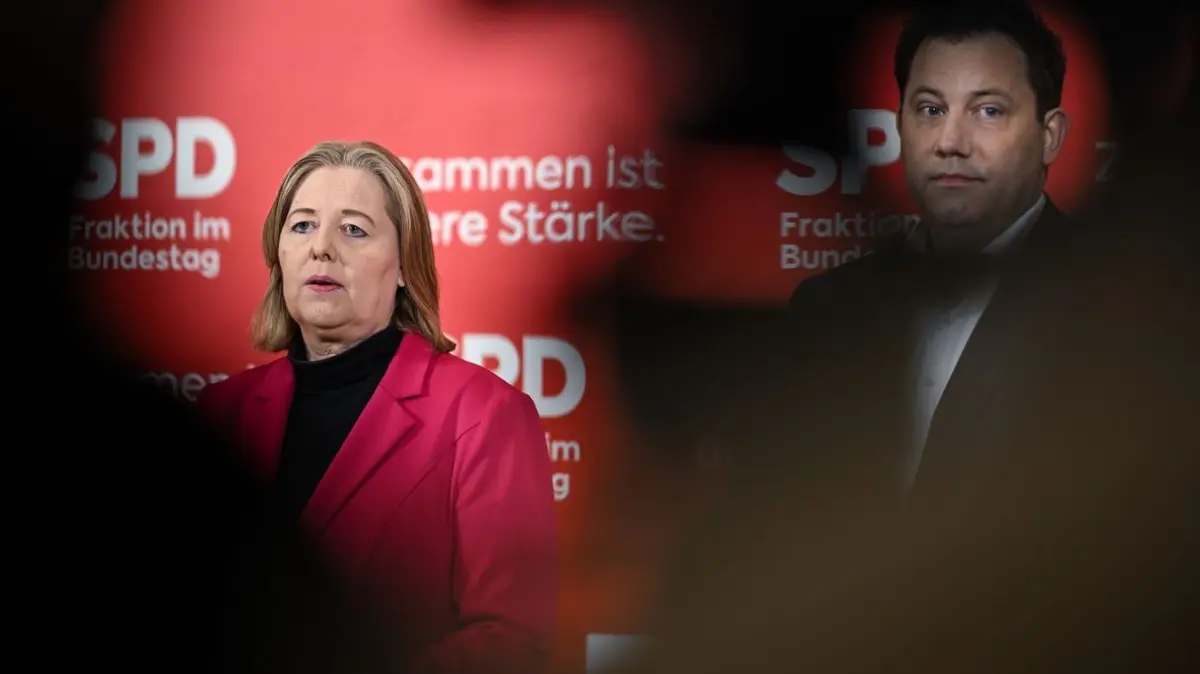 Lars Klingbeil (re.), Bundesminister der Finanzen, Vizekanzler und SPD-Bundesvorsitzender, und Bärbel Bas, Bundesministerin für Arbeit und Soziales und SPD-Parteivorsitzende, sprechen am 1. September 2026 zu Journalisten vor der Jahresauftaktklausur der SPD-Bundestagsfraktion.