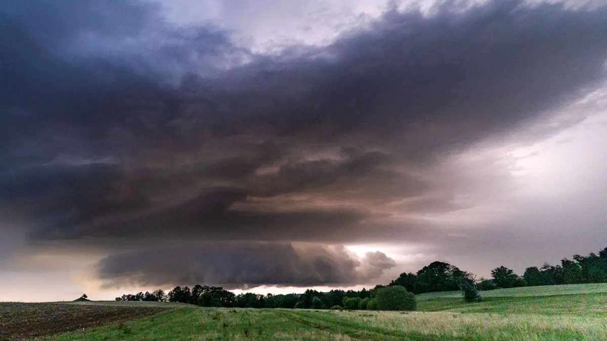 Unwetter: ARCHIV - 28.08.2026, Baden-Württemberg, Sulzbach an der Murr: Am Morgen zieht eine markante Gewitterwolke in Form einer Superzelle über Sulzbach an der Murr im baden-württembergischen Rems-Murr-Kreis hinweg. (zu dpa: «Versicher erwarten eher niedrige Naturkatastrophenschäden») Foto: Alexander Wolf/onw-images/dpa +++ dpa-Bildfunk +++