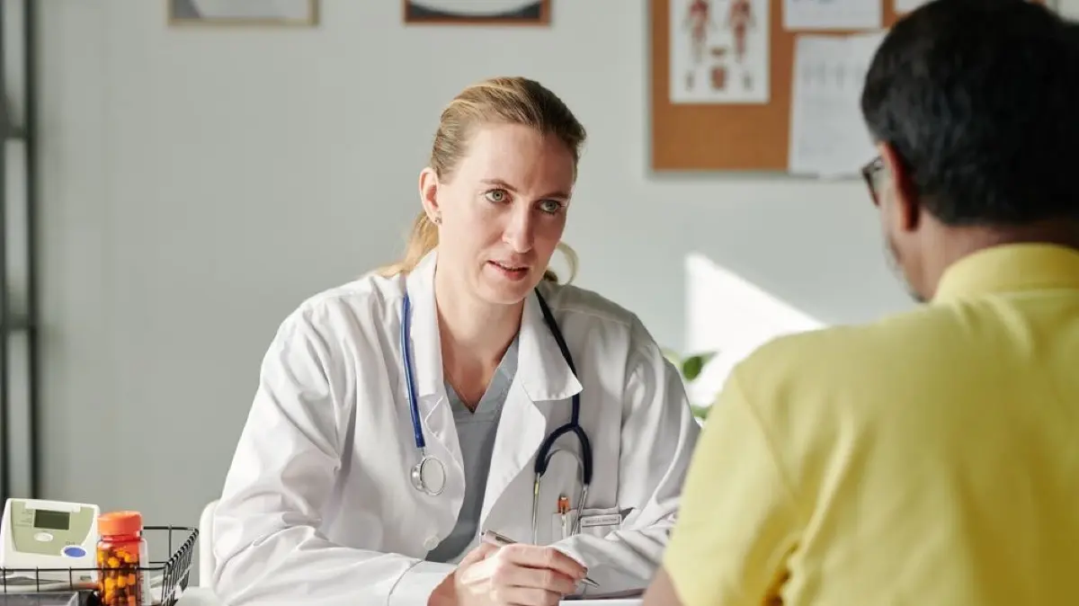 Die erste Anlaufstelle zur Diagnostik wiederkehrender Symptome ist der Hausarzt.
