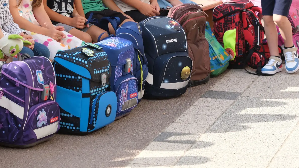 Schule: ARCHIV - 09.08.2025, Sachsen, Leipzig: Schulanfänger sitzen auf einem Schulhof. An Grundschulen in NRW ist der Anteil der Schüler mit Migrationsgeschichte höher als an anderen Schulen. (zu dpa: «Knapp die Hälfte der Schüler in NRW hat Migrationsgeschichte») Foto: Sebastian Willnow/dpa +++ dpa-Bildfunk +++