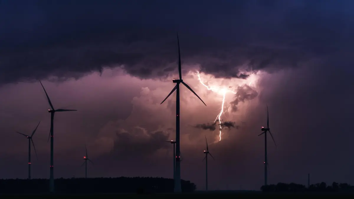Ein Gewitter zeichnet sich hinter Windrädern ab in Duben (Archivfoto).