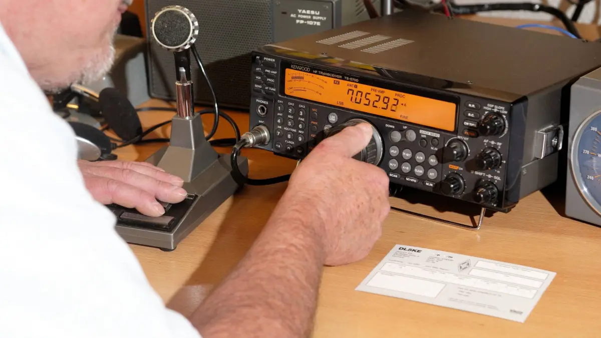 Funkamateur Mit über 35.000 Mitgliedern ist der Deutsche Amateur-Radio-Club e.V. (DARC) der größte Amateurfunkverband Deutschlands. Dem Verein gehört etwa die Hälfte der deutschen Funkamateure an. Hier: Ein Funker in seiner Stube an seinen Funkgeräten. Bonn, Nordrhein-Westfalen, Deutschland, 31.08.2005 Copyright: JOKER/PetraxSteuer JOKER050831510501
Radio amateur with above 35 000 Members is the German Amateur Radio Club e V dArc the largest Germany the Club heard about the Half the German to here a Radio operator in his Room to his Wireless devices Bonn North Rhine Westphalia Germany 31 08 2005 Copyright Joker PetraxSteuer JOKER050831510501