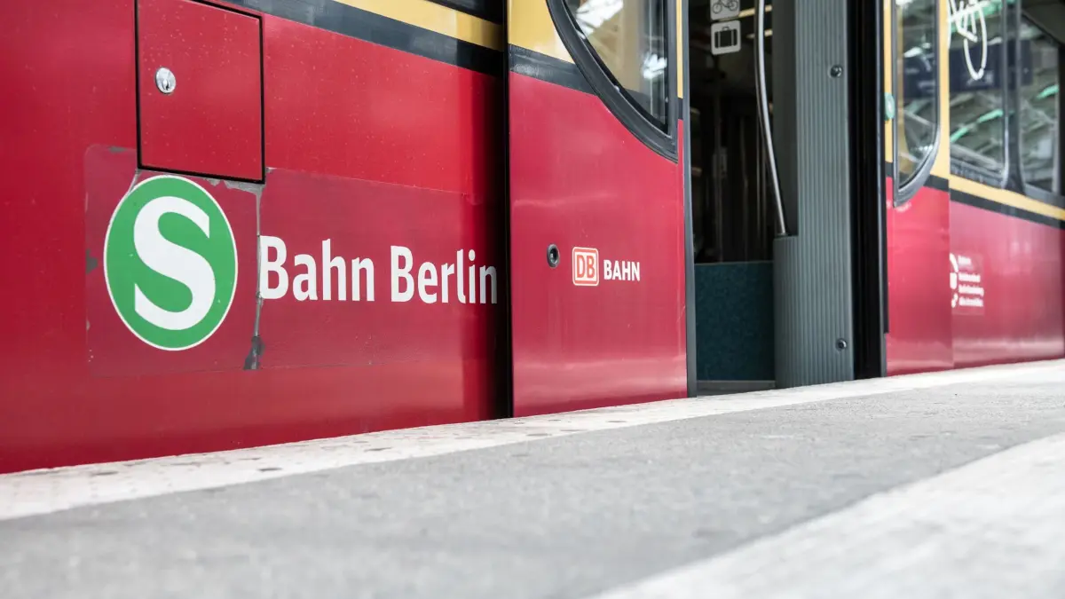 Einschränkungen bei S-Bahn-Verkehr: ARCHIV - 18.07.2018, Berlin: Eine Berliner S-Bahn steht mit geöffneten Türen an einem Bahnsteig. (zu dpa: «Verspätungen und Ausfälle bei mehreren S-Bahn-Linien») Foto: Paul Zinken/dpa +++ dpa-Bildfunk +++