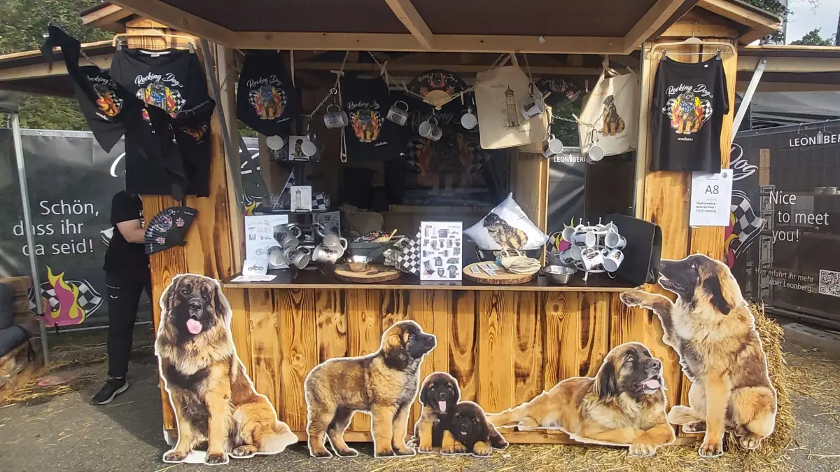 Der Leonberger Hund ist ein gefragtes Fotomotiv am Leonberger Stand beim Motorradfestival Glemseck 101.