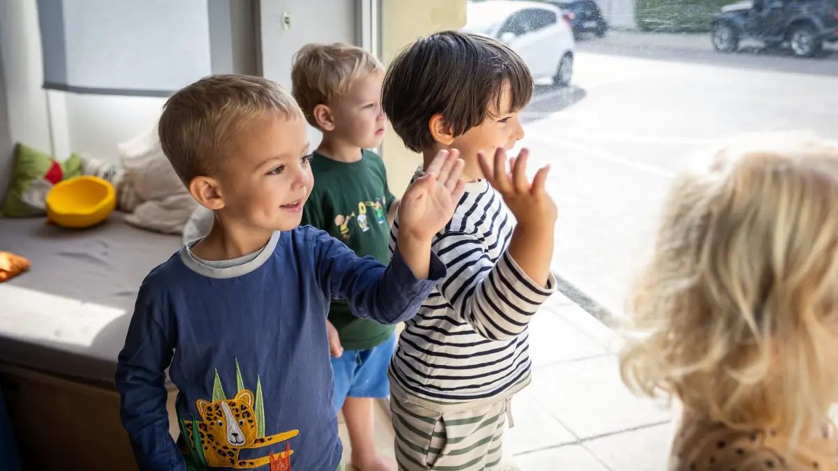Kita-Kinder freuen sich über Müllabfuhr: Stuttgart, Baden-Württemberg, 02.09.2026:
Kinder der Kita Tollhaus freuen sich über Müllabfuhr
Im Bild: Carlo (gestreifter Pulli), Tamo (blauer Pulli) und Janosch (grüner Pulli) winken durch eine Scheibe.
HINWEIS: Nur für Beitrag von Hilke Lorenz verwenden. Persönlichkeitsrechte und Einwilligung beachten.
Notiz: No model release. Kein Einverständnis für Werbung, keine Weitergabe an Dritte.