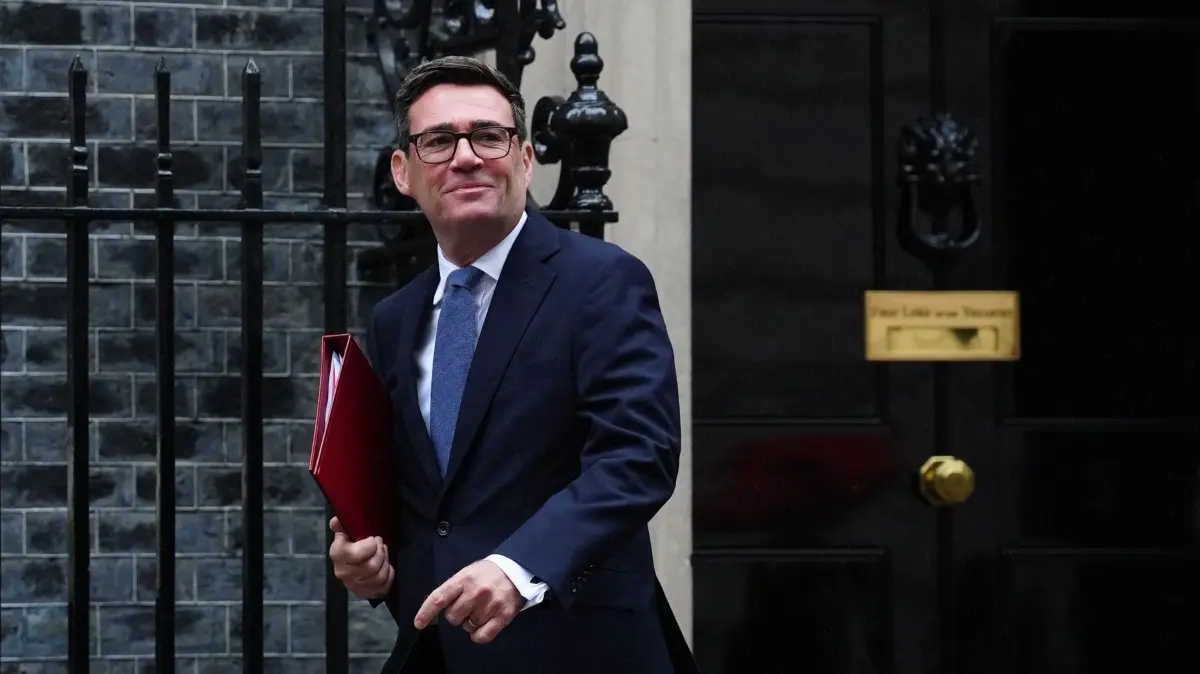 Prime Minister's Questions: 02.09.2026, Großbritannien, London: Premierminister Andy Burnham verlässt die Downing Street Nr. 10 in London, um an seiner ersten Fragestunde (Prime Minister's Questions) im Parlament teilzunehmen. Foto: Stefan Rousseau/PA Wire/dpa +++ dpa-Bildfunk +++