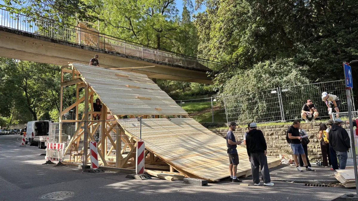 Die Rennstrecke des Cerro Abajo nimmt Gestalt an. An der Brücke zum Weißenburgpark entsteht derzeit etwa eine Rampe.