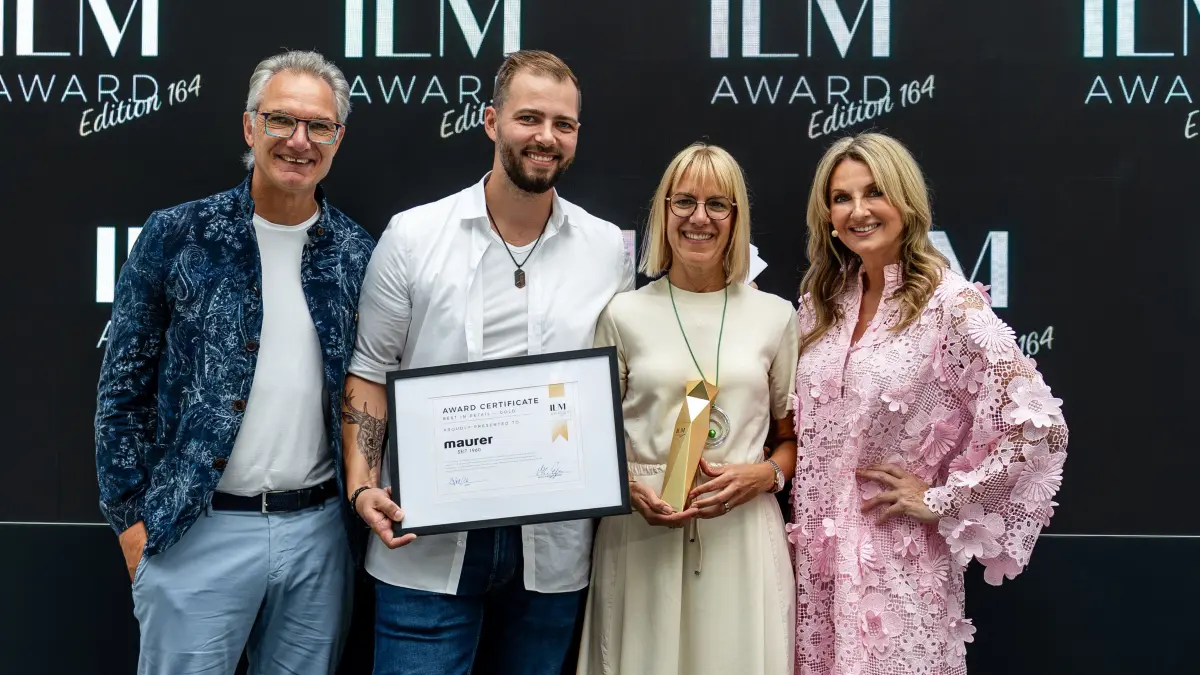 Leder Maurer gewinnt Preis: Auf dem Bild freut sich Frauke Ludowig mit Sandra, Jan und Ralf Maurer über den ILM Award 2026 für den Böblinger Fachhändler