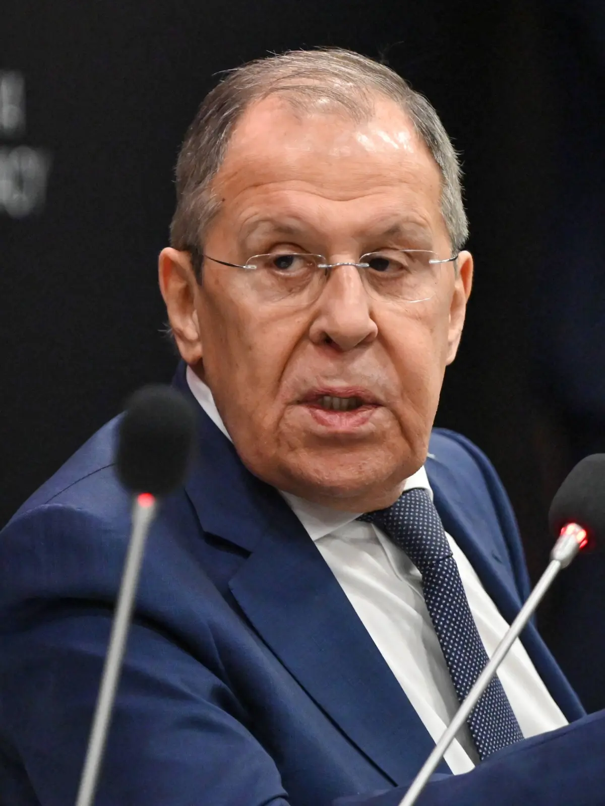 Moskau sieht sich längst klar im Krieg mit dem Westen und den Nato-Staaten, die die Ukraine mit Waffen und Milliarden unterstützen. Der russische Außenminister Sergej Lawrow meinte einmal, bei den Kampfhandlungen in der Ukraine handle sich um einen Stellvertreterkrieg.