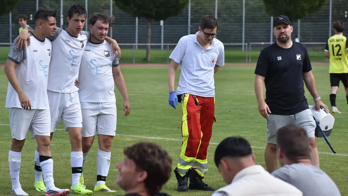 Schädel-Hirn-Trauma im Kopfballduell zugezogen: Lucas Dannecker vom TSV Dagersheim II muss gestützt vom Platz gebracht werden.