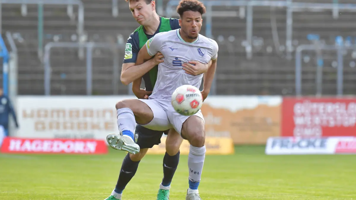 08.05.2026, GER, Fussball, Regionalliga West, Saison 2025/2026, 33. Spieltag, Ohlendorf Stadion im Heidewald, Gütersloh FC Gütersloh - VfL Bochum 1848 U23 - FC Gütersloh 6 : 0 Fynn Arkenberg FC Gütersloh, links gegen Jonathan Akaegbobi VfL Bochum U 23, Aktion, Duell, Zweikampf *** 08 05 2026, GER, Soccer, Regionalliga West, Season 2025 2026, Matchday 33, Ohlendorf Stadion im Heidewald, Gütersloh FC Gütersloh VfL Bochum 1848 U23 FC Gütersloh 6 0 Fynn Arkenberg FC Gütersloh, left against Jonathan Akaegbobi VfL Bochum U 23 , action, duel, duel
