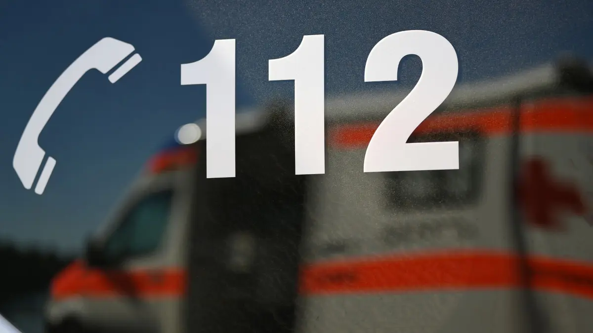 Krankenwagen: ARCHIV - 01.06.2019, Baden-Württemberg, Freiburg: Ein Rettungswagen spiegelt sich in einem Fenster eines anderen Rettungswagen mit der Aufschrift «112». (zu dpa: «Aufbau der «Horbacher Kerb»: Drei Arbeiter verletzt») Foto: Patrick Seeger/dpa +++ dpa-Bildfunk +++
