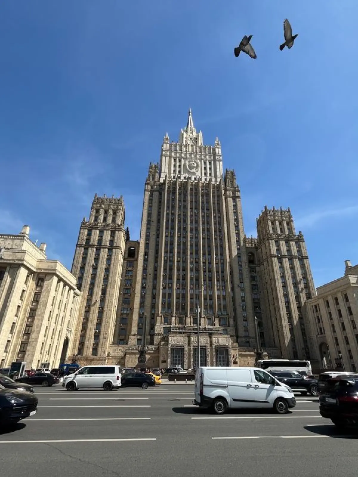 Vor dem russischen Außenministerium fahren Autos am Smolenskaja-Platz im Stadtzentrum.