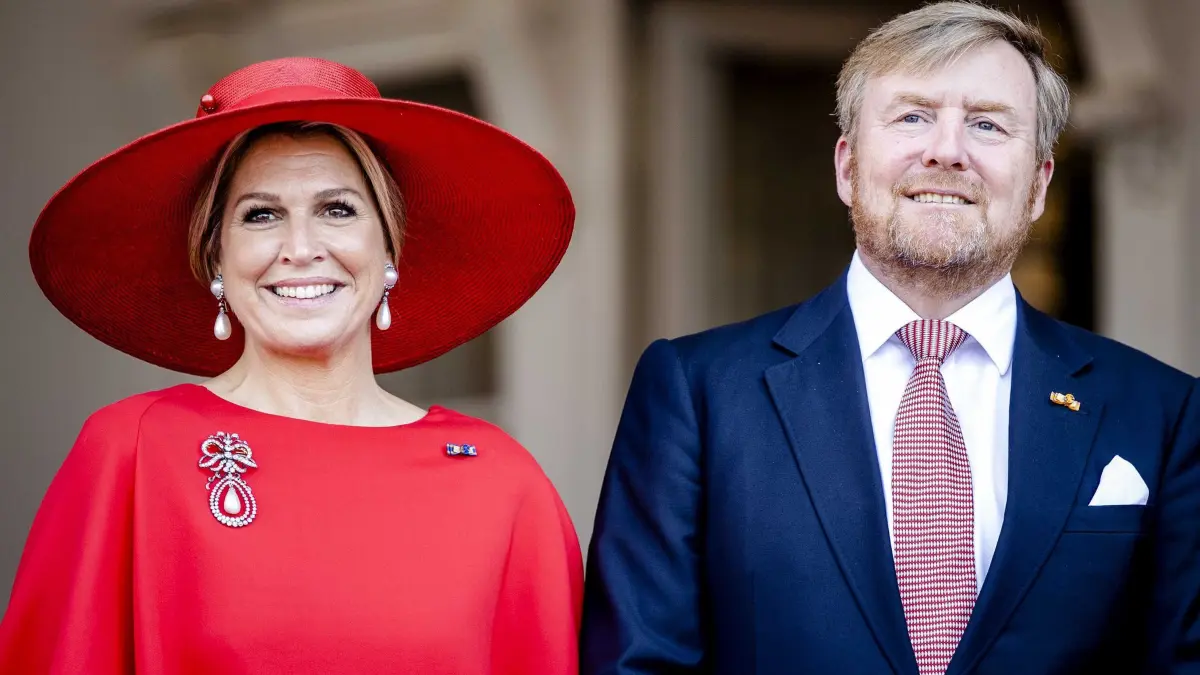 König Willem-Alexander und Königin Maxima der Niederlande: ARCHIV - 27.06.2022, Österreich, Wien: Maxima, Königin der Niederlande, und Willem-Alexander, König der Niederlande, lächeln beim Empfang zu ihrem dreitägigen Staatsbesuch in Österreich in der Hofburg. (zu dpa: «Schwedens Royals kommen zu König Haralds Begräbnis») Foto: Sem Van Der Wal/ANP/dpa +++ dpa-Bildfunk +++