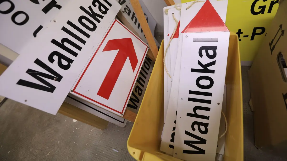 Vorbereitung für Briefwahl in Sachsen-Anhalt: ARCHIV - 19.08.2026, Sachsen-Anhalt, Wernigerode: Hinweisschilder mit der Aufschrift "Wahllokal" stehen in der Stadtverwaltung bereit. Für die anstehende Landtagswahl in Sachsen-Anhalt richtet die Stadt Wahlräume und ein Briefwahlbüro ein. (zu dpa: «Gedränge im Wahllokal? Rechte aktivieren gezielt Beobachter») Foto: Matthias Bein/dpa +++ dpa-Bildfunk +++