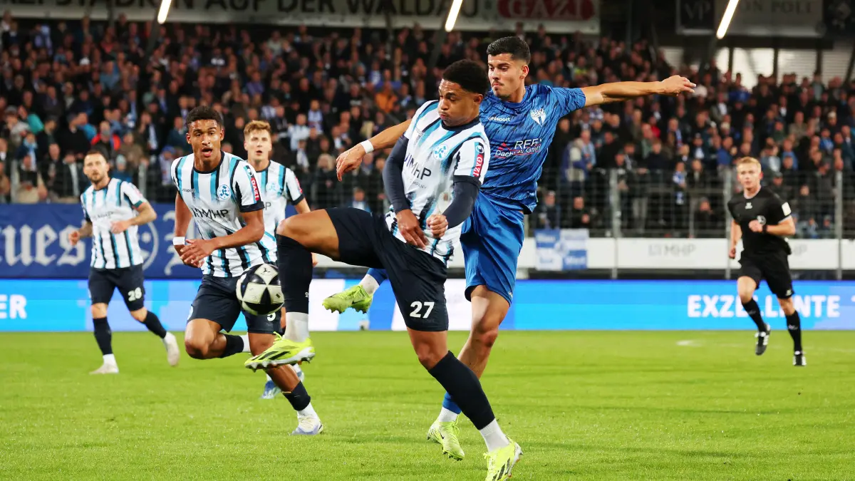 BAU // 30.09.2025, Deutschland, Stuttgart, Fussball Regionalliga Südwest,
SV Stuttgarter Kickers vs. SGV Freiberg, v.l. David Udogu (Kickers), Henrick Selitaj (SGV)