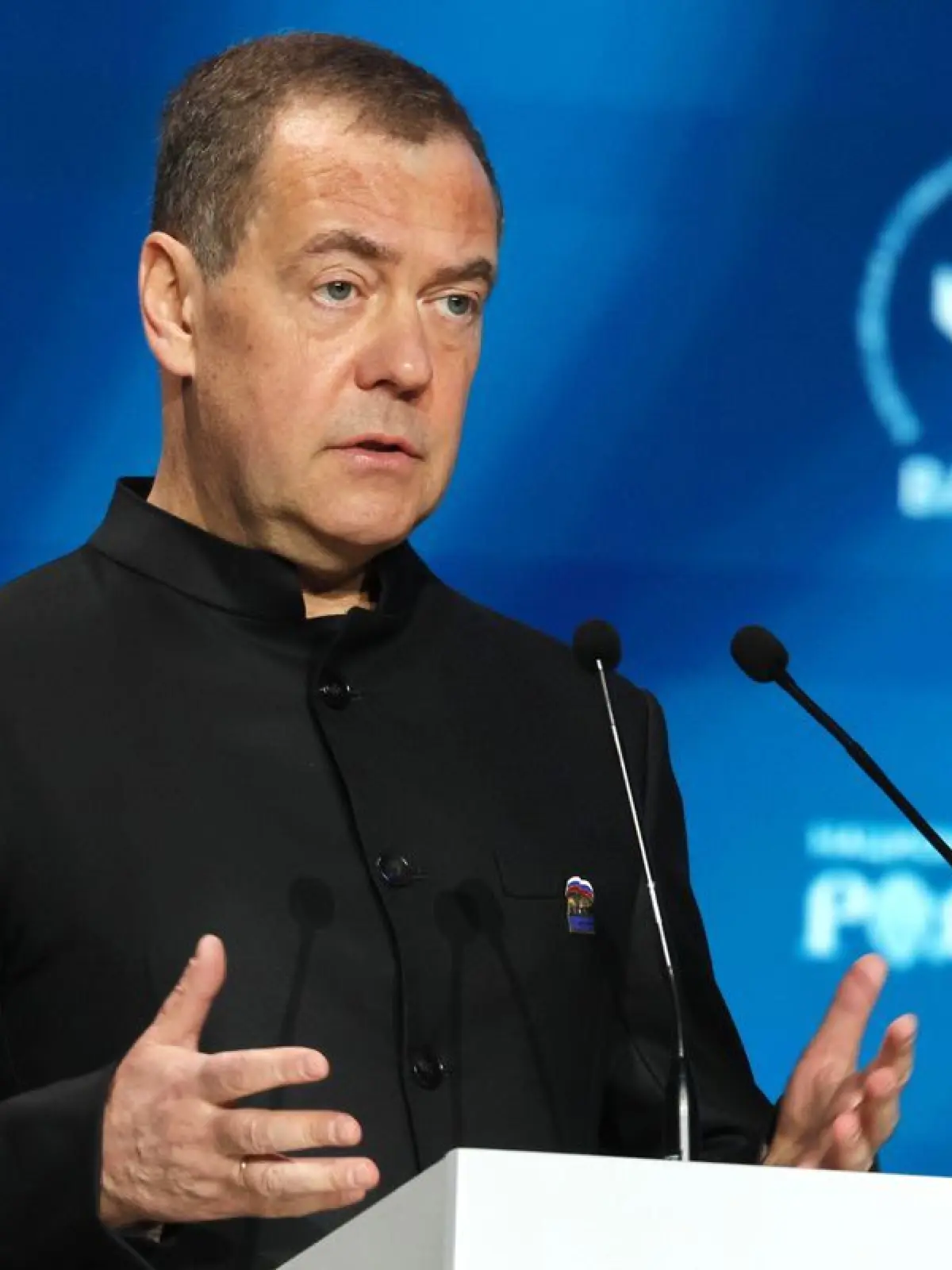 Der stellvertretende Vorsitzende des russischen Sicherheitsrates und Chef der Kremlpartei Geeintes Russland, Dmitri Medwedew, hält seine Rede auf dem Allrussischen Forum «Kleine Heimat - Russlands Stärke» im Nationalen Zentrum «Russland» in Moskau.