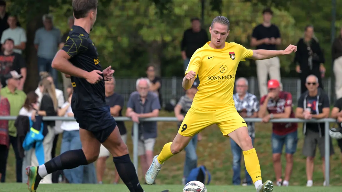 Marlon Fass SG Sonnenhof Großaspach, 09 am / mit Ball im Zweikampf mit Adrian Koertge Corral TSV Ehningen, 03 TSV Ehningen vs. SG Sonnenhof Grossaspach, Fussball, DB-Regio wfv-Pokal Achtelfinale,Saison 2026/2027, 02.09.2026 TSV Ehningen vs. SG Sonnenhof Grossaspach, Fussball, DB-Regio wfv-Pokal Achtelfinale,Saison 2026/2027, 02.09.2026 Ehningen *** Marlon Fass of SG Sonnenhof Großaspach, at 9 a.m., battling for the ball against Adrian Koertge Corral of TSV Ehningen, 03 TSV Ehningen vs. SG Sonnenhof Großaspach, soccer, DB Regio wfv Cup Round of 16, 20262027 season, September 2, 2026, TSV Ehningen vs. SG Sonnenhof Großaspach, soccer, DB Regio wfv Cup Round of 16, 20262027 season, September 2, 2026, Ehningen Copyright: xEibner-Pressefotox EP_TBR