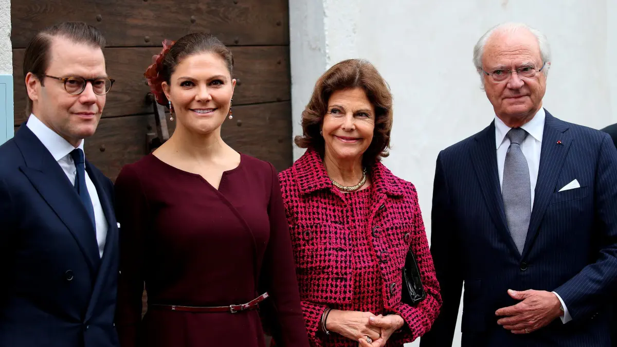 Schweden - Königsfamilie: ARCHIV - 08.10.2018, Frankreich, Pau: Prinz Daniel von Schweden (l-r), Kronprinzessin Victoria von Schweden, Königin Silvia von Schweden und König Carl Gustaf von Schweden besuchen das Bernadotte Museum. (zu dpa: «Schwedens Royals kommen zu König Haralds Begräbnis») Foto: Bob Edme/AP/dpa +++ dpa-Bildfunk +++