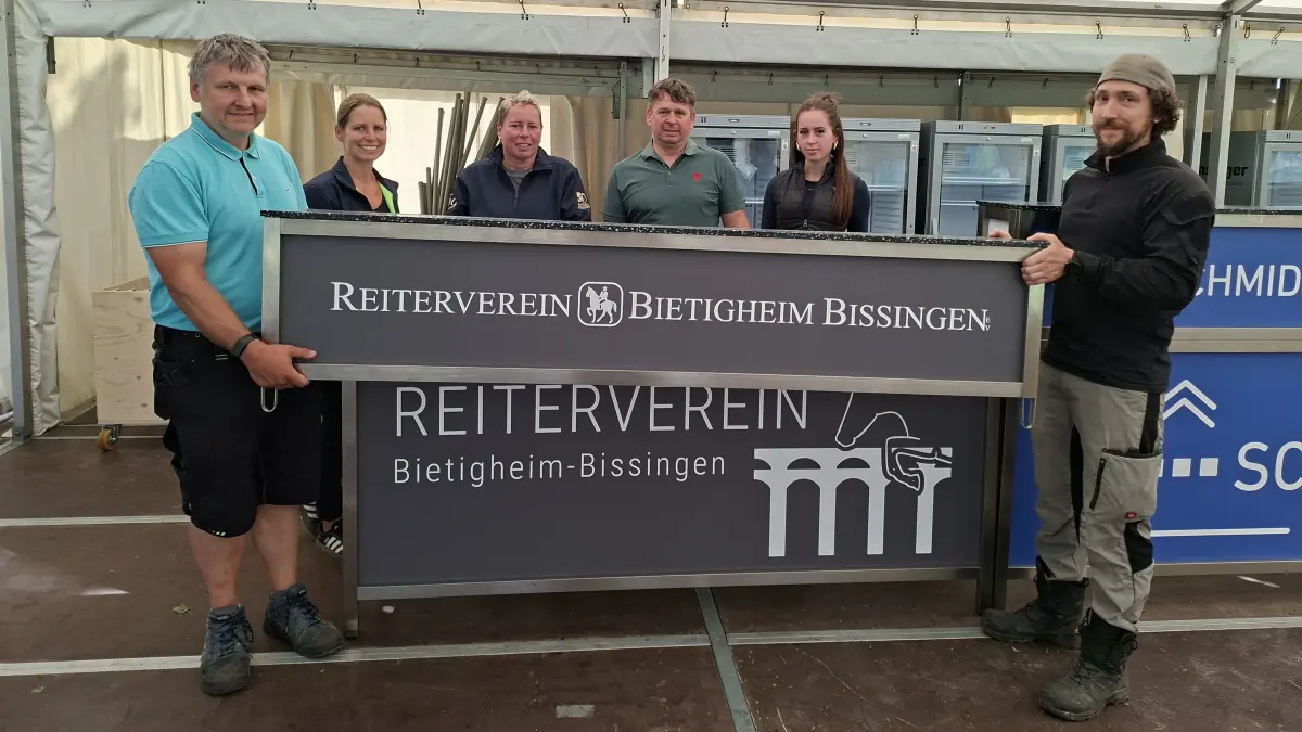 Die Ehrenamtlichen vom Reiterverein Bietigheim-Bissingen müssen in diesen Tag kräftig anpacken, damit alles für den Pferdemarkt und das Turnier bereit ist.