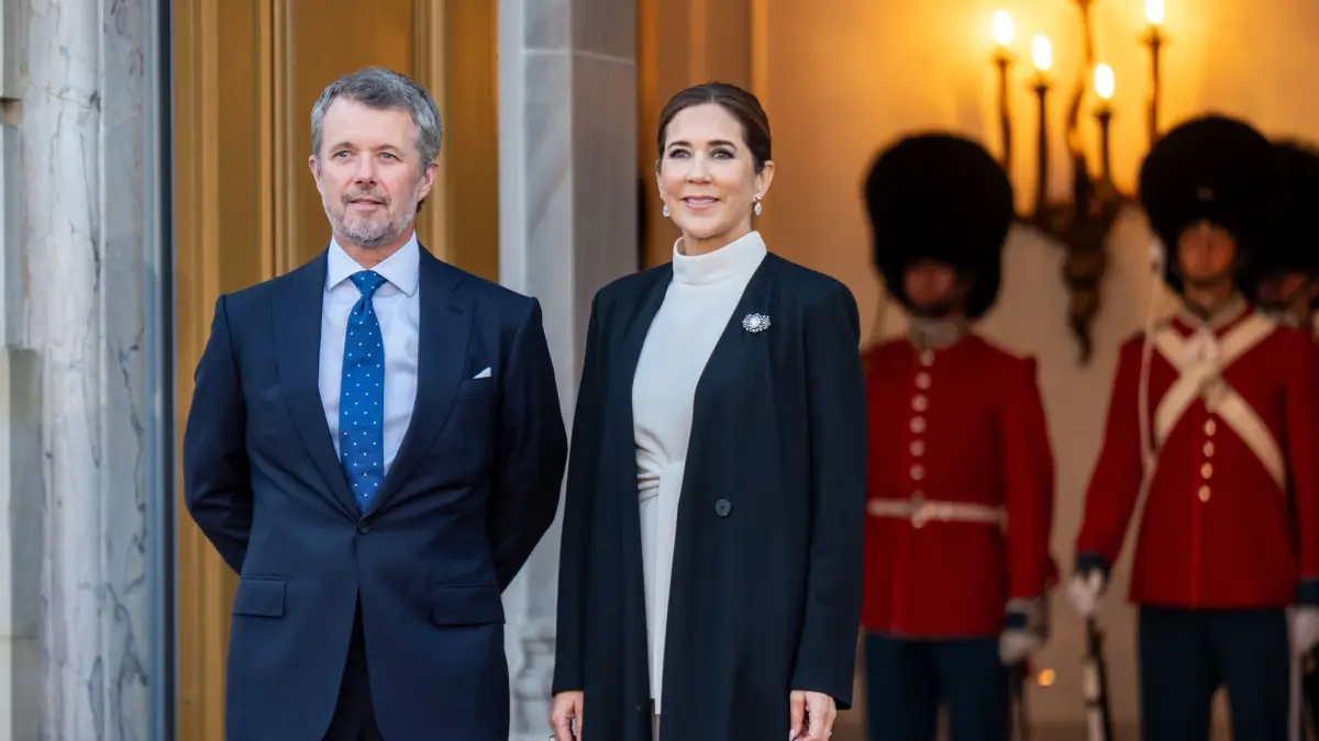 König Frederik X. und Königin Mary von Dänemark: ARCHIV - 01.10.2025, Dänemark, Kopenhagen: König Frederik X. und Königin Mary von Dänemark warten auf die Gäste zum Abendessen am Schloss Amalienborg im Rahmen des informellen Treffens der EU-Staats- und Regierungschefs. (zu dpa: «Schwedens Royals kommen zu König Haralds Begräbnis») Foto: Michael Kappeler/dpa +++ dpa-Bildfunk +++