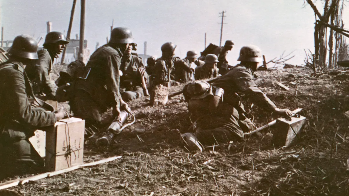 Deutsche Infanterie beim Kampf um das Rüstungswerk Rote Barrikade in Stalingrad (Herbst 1942).
