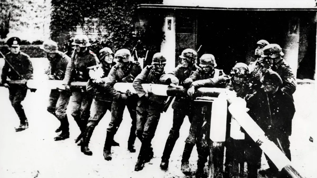 Die Wehrmacht reißt Schlagbäume an der deutsch-polnischen Grenze nieder, als Deutschland am 1. September 1939 in Polen einmarschiert.