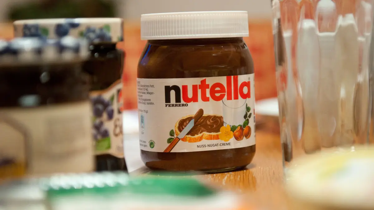 ARCHIV - Ein Glas Nutella steht auf einem Frühstückstisch. Der Brotaufstrich wurde 1940 von dem italienischen Konditor Pietro Ferrero entwickelt. Seinen heutigen Namen erhielt die ehemalige «Supercrema» 1964.