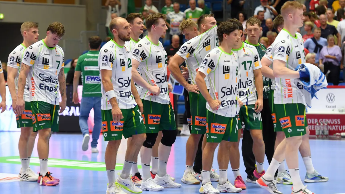 enttaeuscht, frustriert, Emotion nach der Niederlage Ymir Oern Gislason Frisch Auf Goeppingen 33 R, Marcel Schiller Frisch Auf Goeppingen 24 vorne, Victor Kloeve Frisch Auf Goeppingen 7 L , GER, MT Melsungen - Frisch Auf Goeppingen, Handball, 1. Bundesliga, 2. Spieltag, Saison 2026/2027, 02.09.2026, GER, MT Melsungen - Frisch Auf Goeppingen, Handball, 1. Bundesliga, 2. Spieltag, Saison 2026/2027, 02.09.2026 Kassel *** Disappointed, frustrated, emotions after the loss: Ymir Oern Gislason Frisch Auf Goeppingen, 33 R, Marcel Schiller Frisch Auf Goeppingen, 24 F, Victor Kloeve Frisch Auf Goeppingen, 7 L, GER, MT Melsungen vs. Frisch Auf Goeppingen, Handball, 1st Bundesliga, Matchday 2, 20262027 season, September 2, 2026, GER, MT Melsungen vs. Frisch Auf Goeppingen, Handball, 1st Bundesliga, Matchday 2, 20262027 season, September 2, 2026, Kassel Copyright: xEibner-Pressefotox/xRolandxSippelx EP_RSL