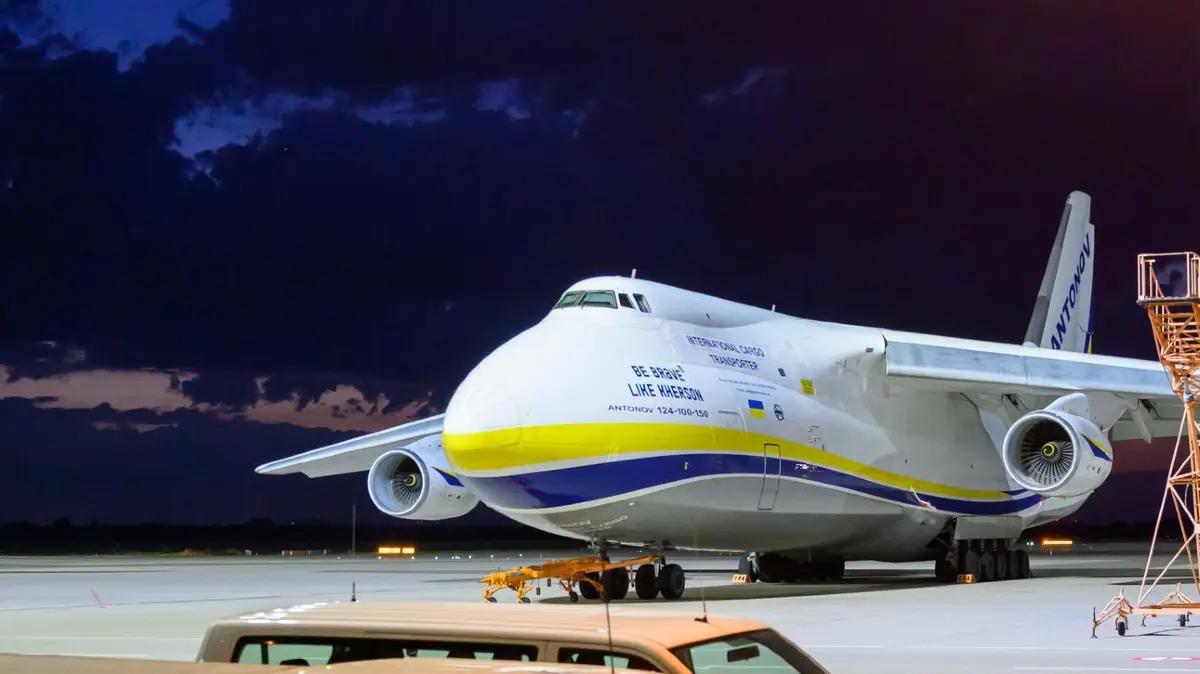 Eine ukrainische Frachtmaschine vom Typ Antonow AN-124 steht am 5. August 2026 auf dem Flughafen Leipzig/Halle. Nach dem nächtlichen Drohnen-Vorfall am Flughafen Leipzig/Halle haben Spezialisten der Bundespolizei eine Drohne mit einer Sprengvorrichtung entschärft.