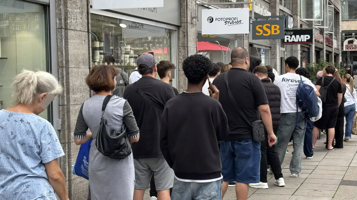 Eine langer Schlange von Kunden vor dem SSB-Kundenzentrum in der Lauteschlagerstraße gegenüber dem Hauptbahnhof am Arnulf-Klett-Platz.