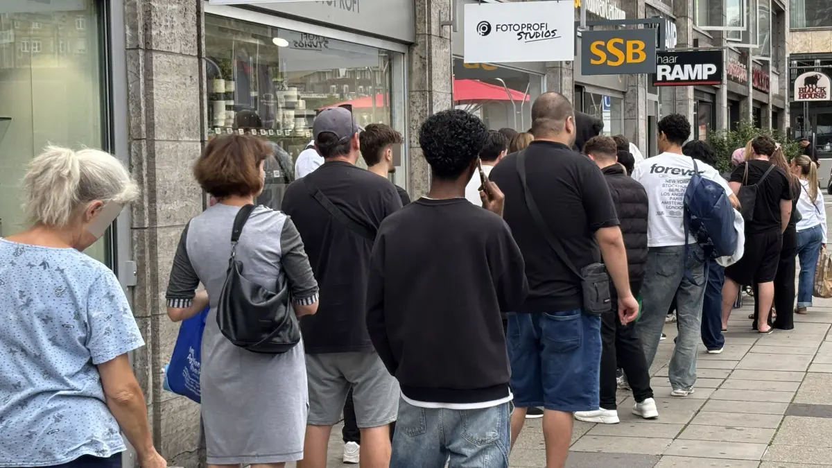 Eine langer Schlange von Kunden vor dem SSB-Kundenzentrum in der Lauteschlagerstraße gegenüber dem Hauptbahnhof am Arnulf-Klett-Platz.