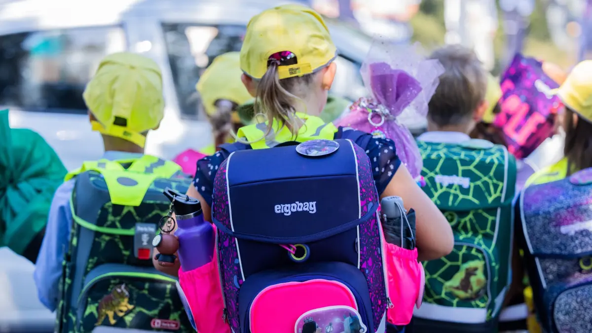 Schulstart: ARCHIV - 10.08.2022, Nordrhein-Westfalen, Ratingen: Erstklässler warten am ersten Schultag an der Ampel einer Straßenkreuzung. (zu dpa: «Das neue Schuljahr in Nordrhein-Westfalen beginnt») Foto: Rolf Vennenbernd/dpa +++ dpa-Bildfunk +++