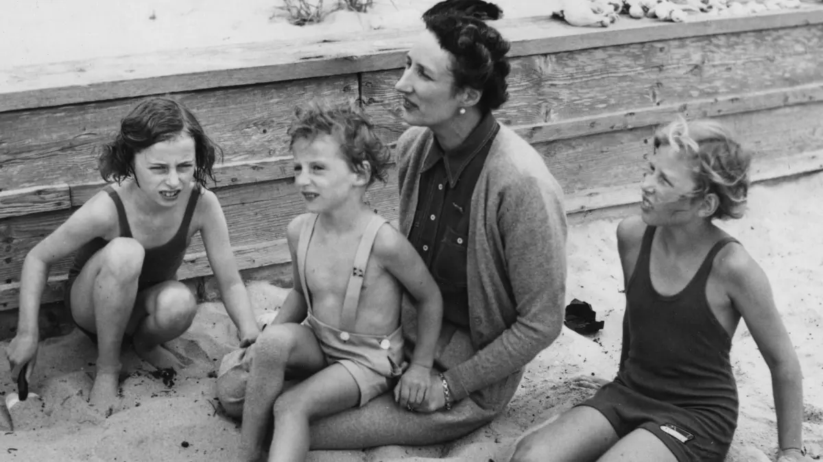 1939: Märtha von Norwegen spielt mit ihren drei Kindern Ragnhild, Harald und Astrid - damals im Exil in den USA. Die Kinder sind auf dem Bild neun, drei und sieben Jahre alt.